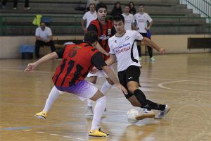 David dribla a dos contrarios en un partido frente a Coyanza.
